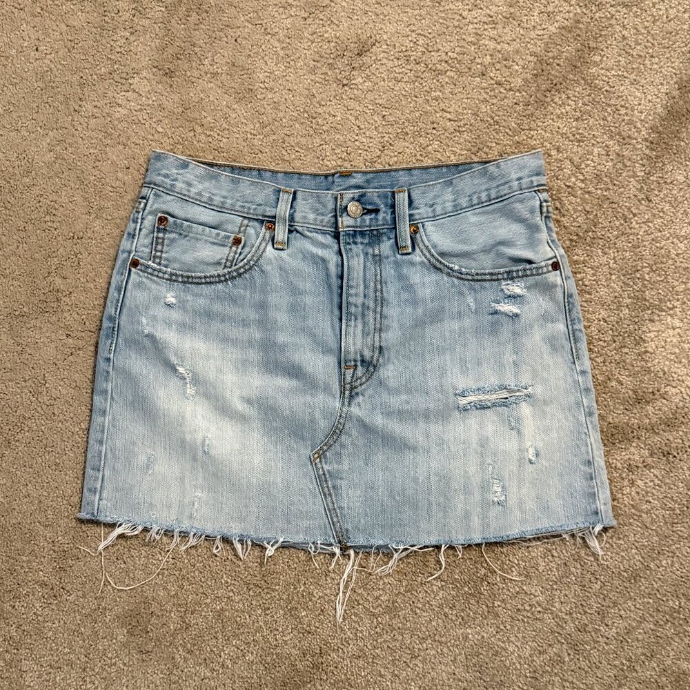 Levi’s Light Wash Distressed Denim Mini Skirt – Size 30